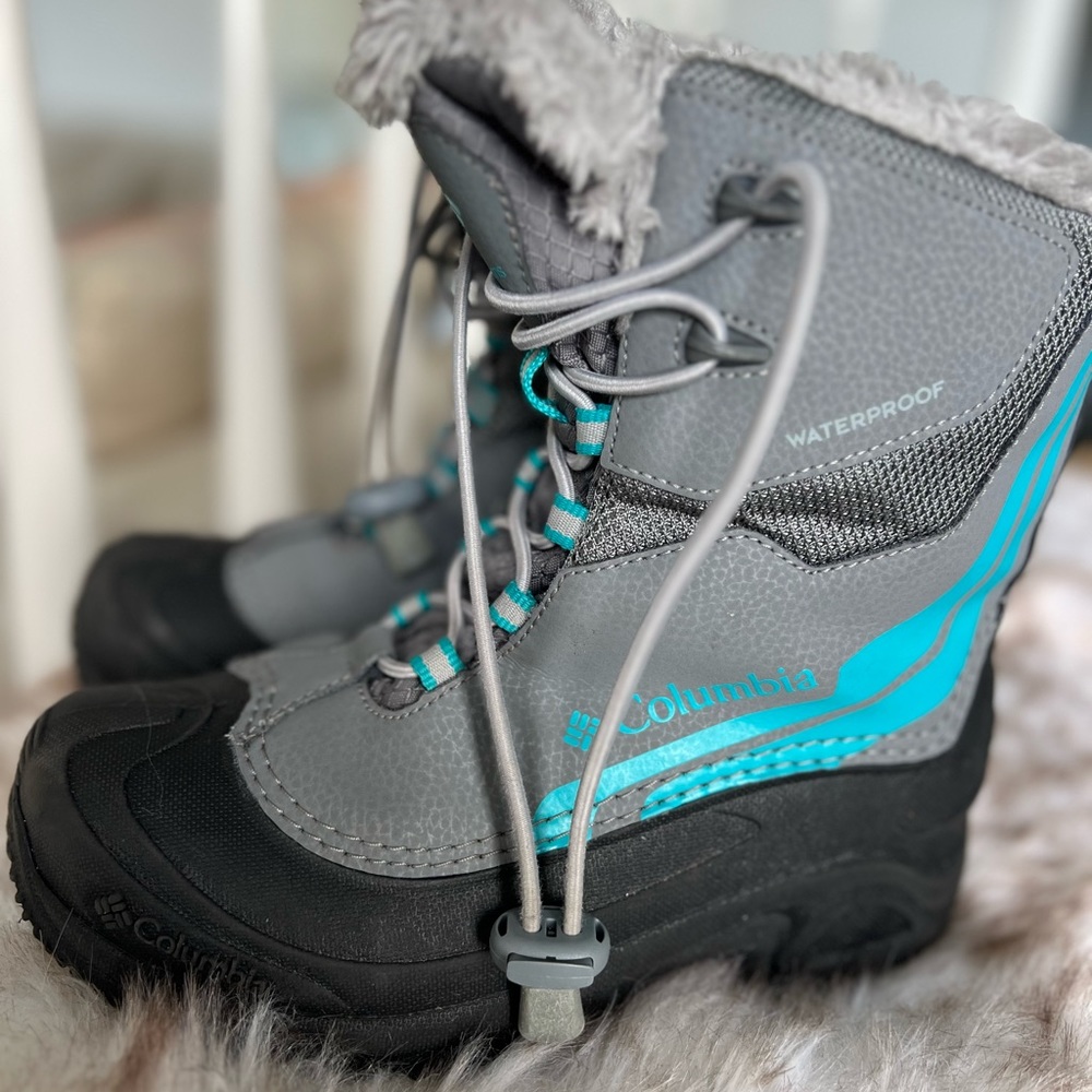 COLUMBIA Bugaboot Big Kids size 4